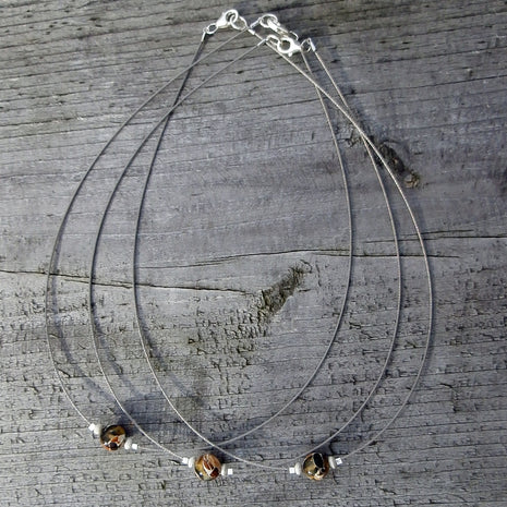 Flexibles Drahtcollier mit Mosaikbernstein-Perle