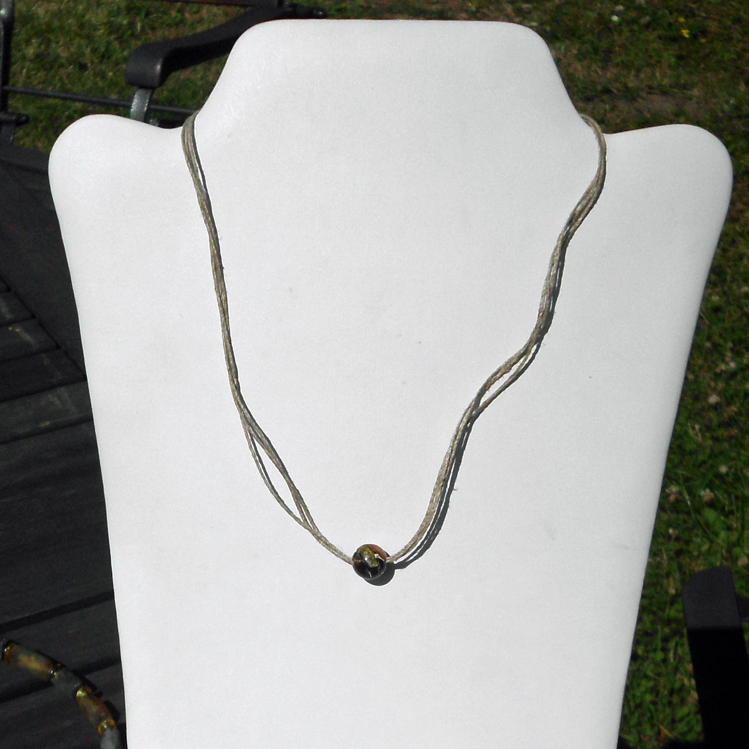 Einzelstück: Kleine Mosaikbernsteinperle auf Hanfcollier