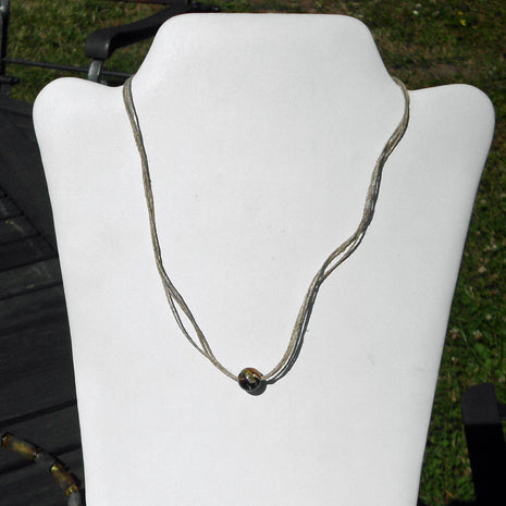 Einzelstück: Kleine Mosaikbernsteinperle auf Hanfcollier
