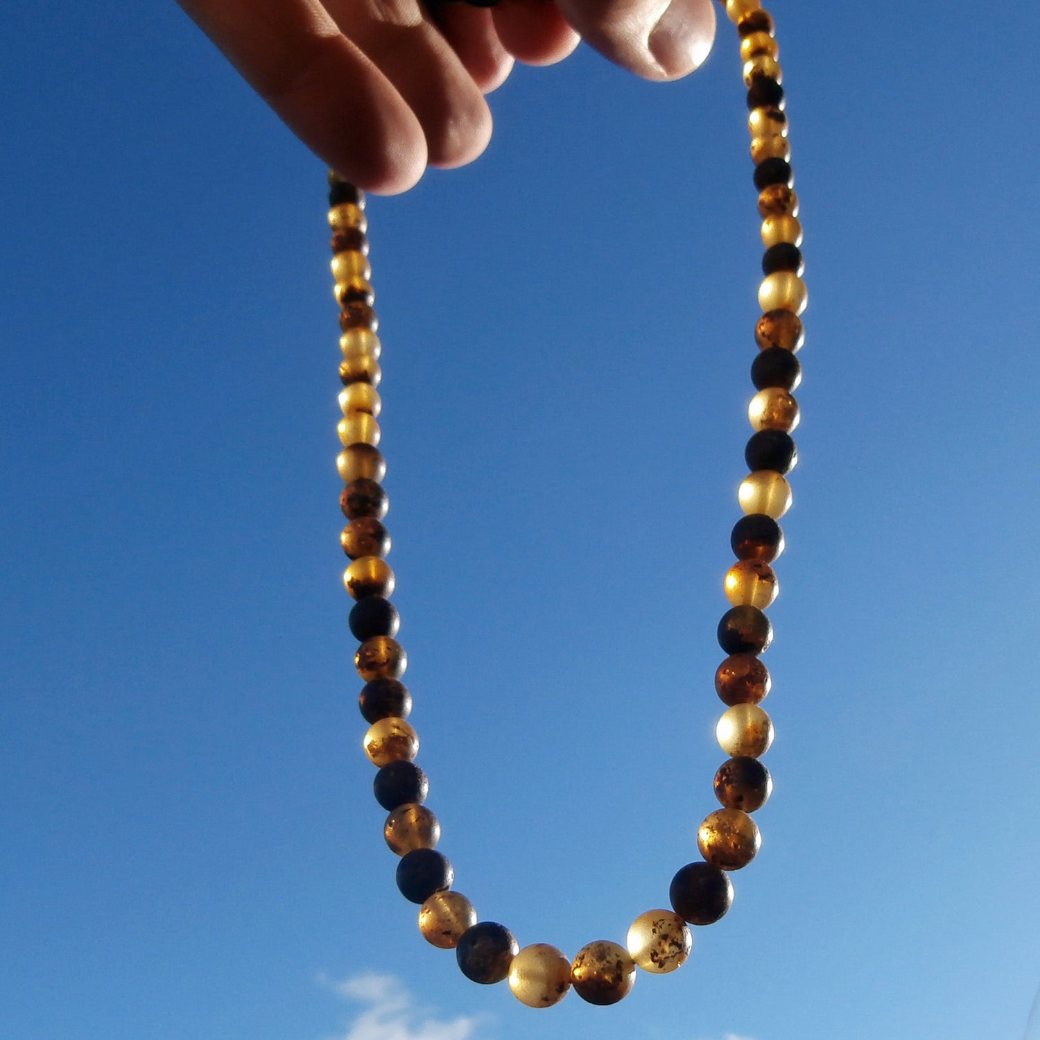 Elegante Perlenkette aus unpoliertem Bernstein, 48 cm