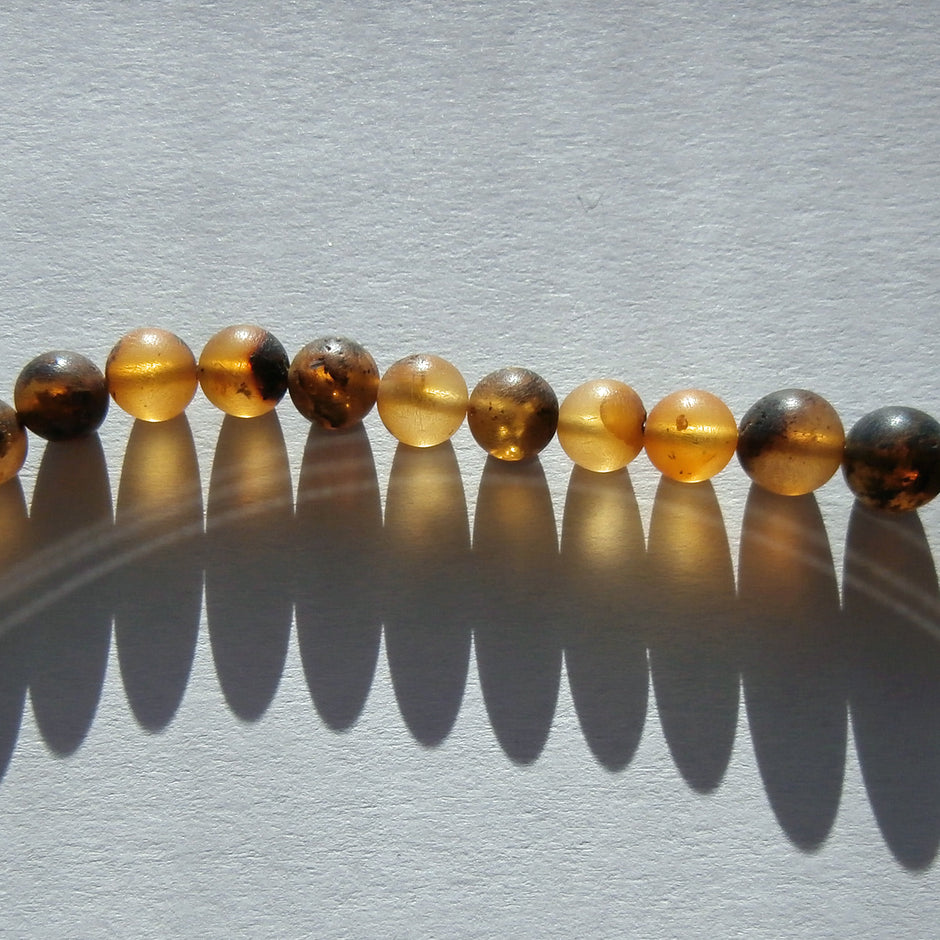 Elegante Perlenkette aus unpoliertem Bernstein, 48 cm