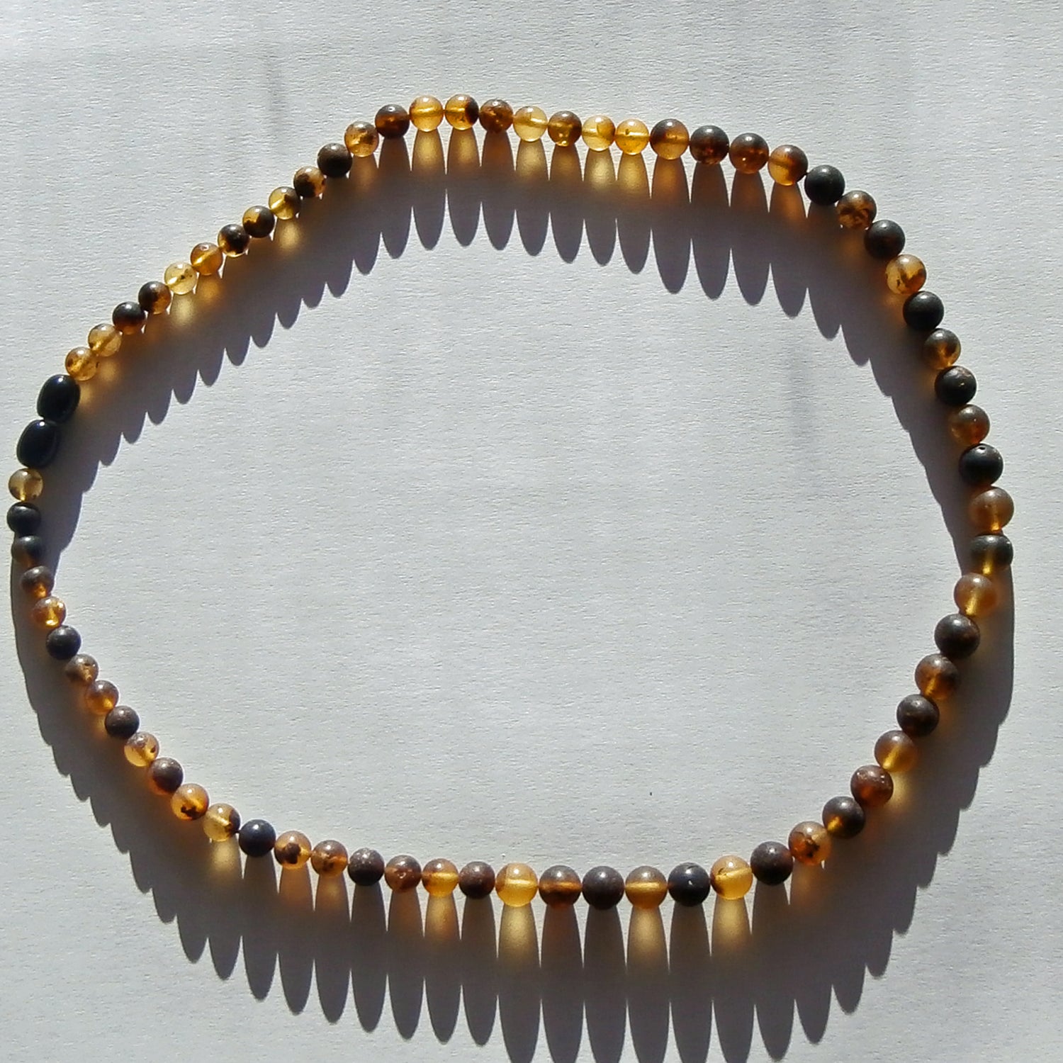 Elegante Perlenkette aus unpoliertem Bernstein, 48 cm