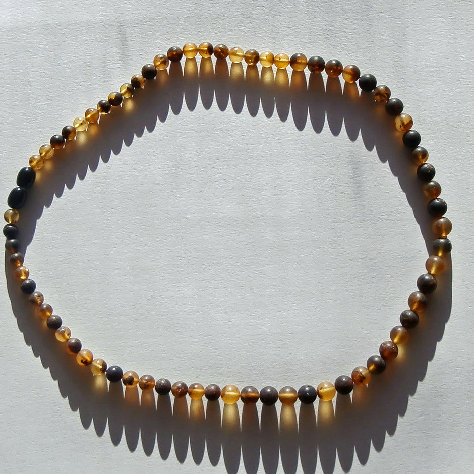 Elegante Perlenkette aus unpoliertem Bernstein, 48 cm