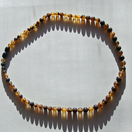 Elegante Perlenkette aus unpoliertem Bernstein, 48 cm