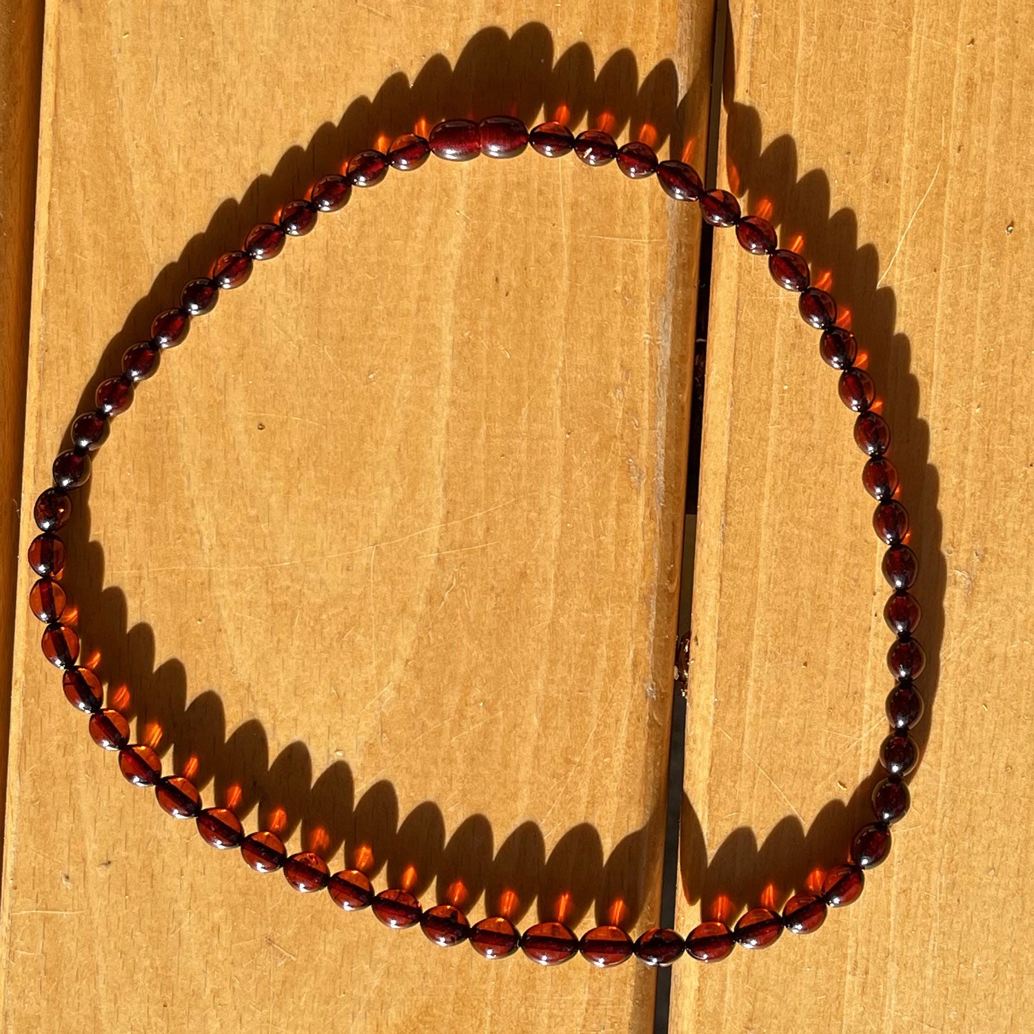 Kette aus kirschrotem Bernstein, oval, poliert, Unikat