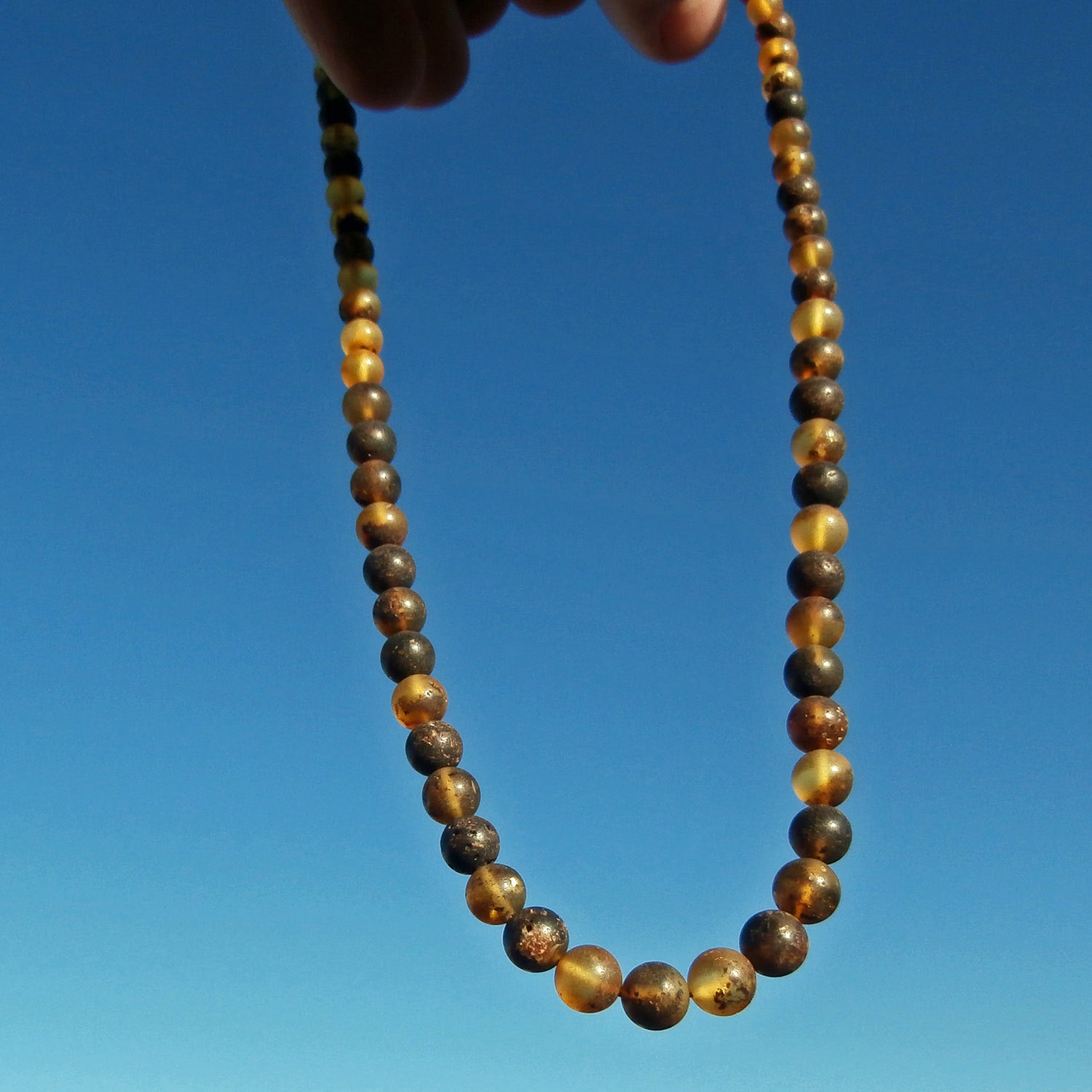 Elegante Perlenkette aus unpoliertem Bernstein, 48 cm