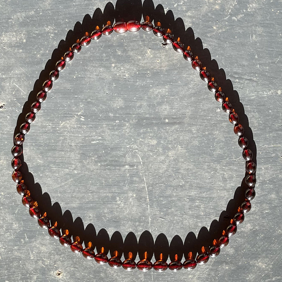 Kette aus kirschrotem Bernstein, oval, poliert, Unikat