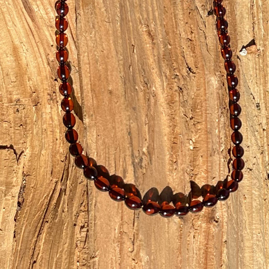 Kette aus kirschrotem Bernstein, oval, poliert, Unikat