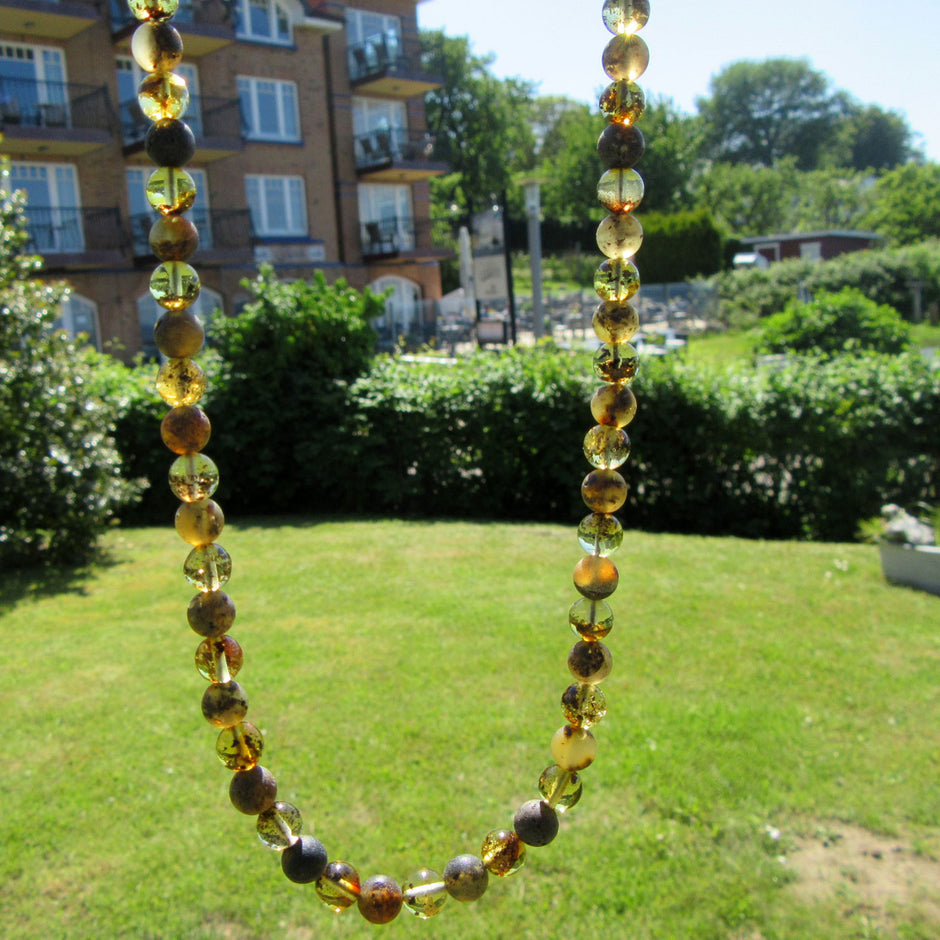 Edle Kette aus polierten und unpolierten Bernsteinperlen