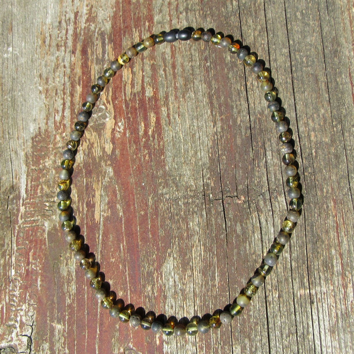 Edle Kette aus polierten und unpolierten Bernsteinperlen