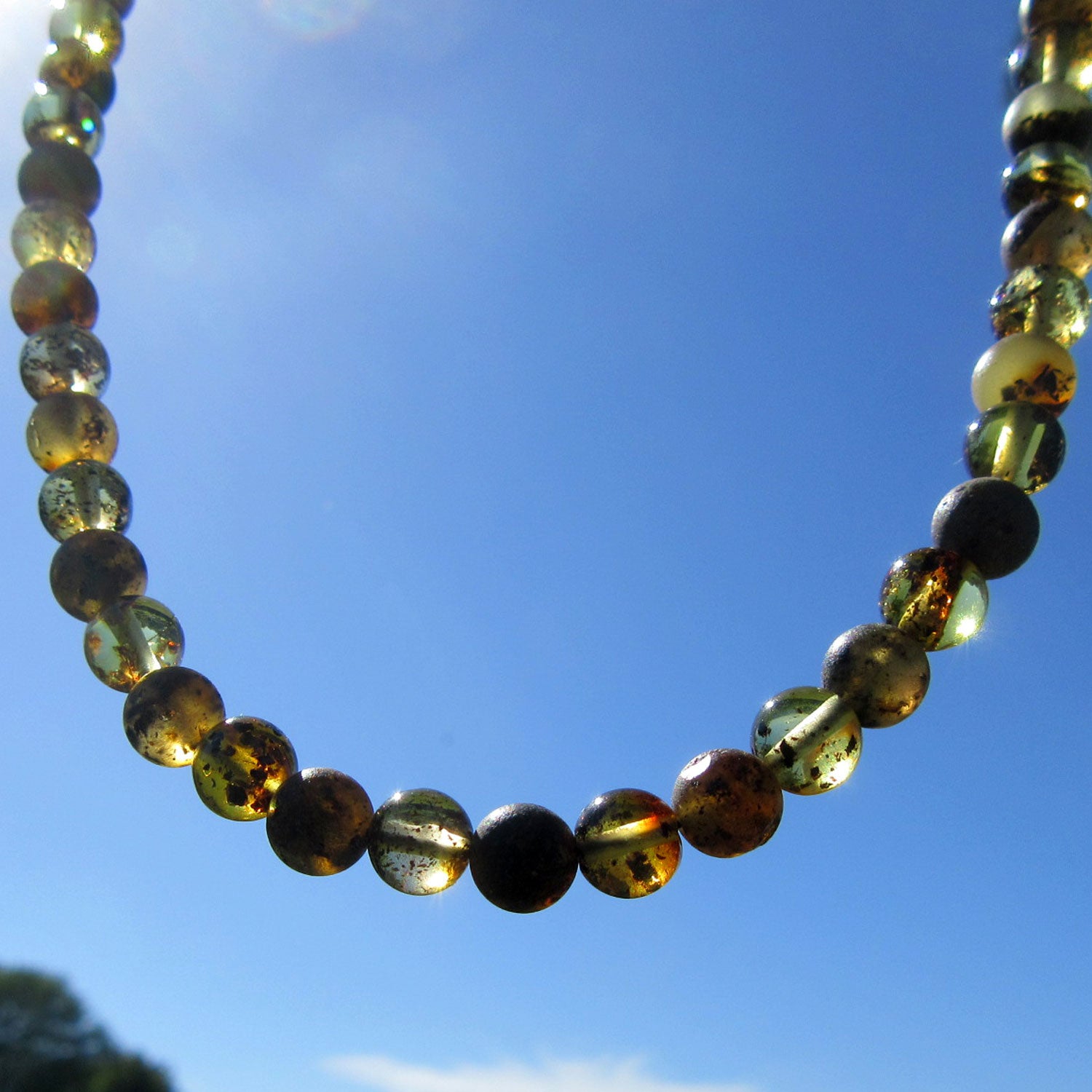 Edle Kette aus polierten und unpolierten Bernsteinperlen