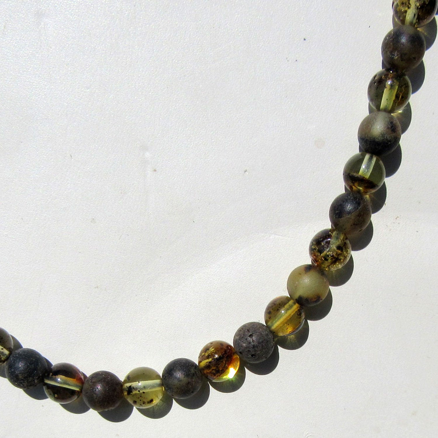 Edle Kette aus polierten und unpolierten Bernsteinperlen