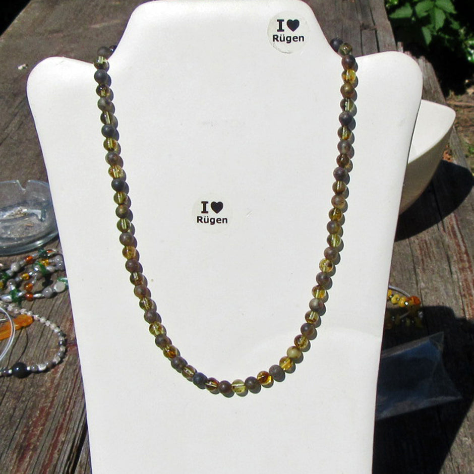 Edle Kette aus polierten und unpolierten Bernsteinperlen