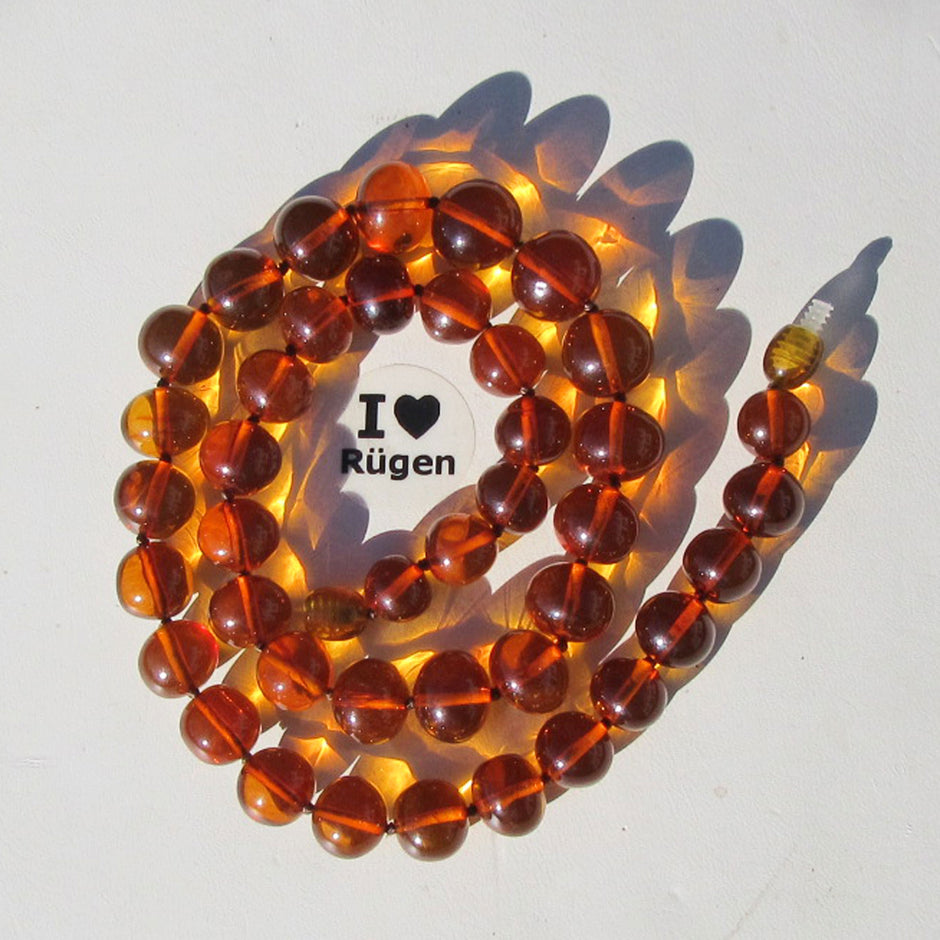 Edle Kette aus polierten Bernsteinperlen in Kognac