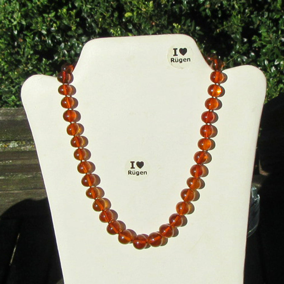Edle Kette aus polierten Bernsteinperlen in Kognac