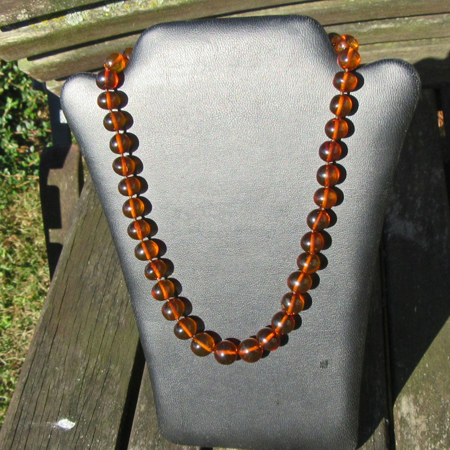 Edle Kette aus polierten Bernsteinperlen in Kognac