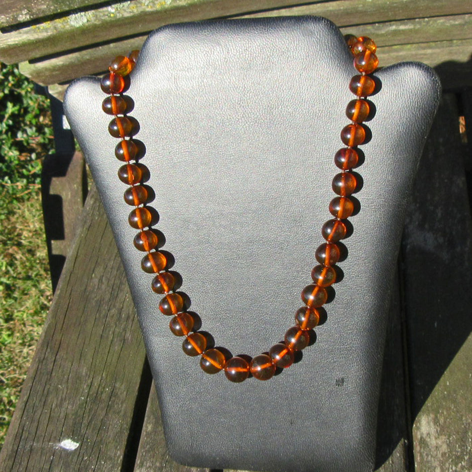 Edle Kette aus polierten Bernsteinperlen in Kognac