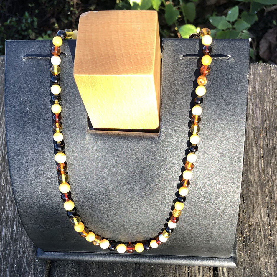 Kette mit farbigen Bernsteinperlen, 46 cm lang