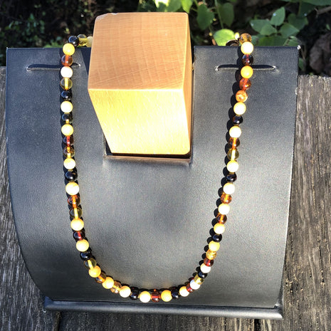 Kette mit farbigen Bernsteinperlen, 46 cm lang