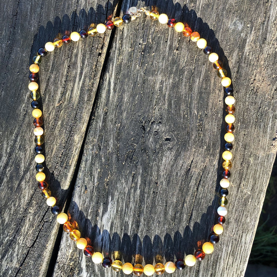 Kette mit farbigen Bernsteinperlen, 46 cm lang