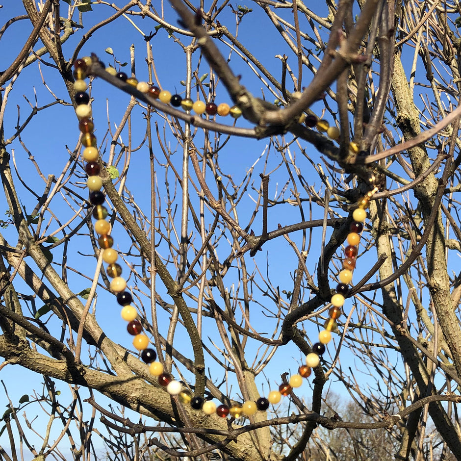 Kette mit farbigen Bernsteinperlen, 46 cm lang