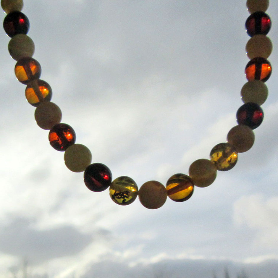 Kette mit farbigen Bernsteinperlen, 46 cm lang