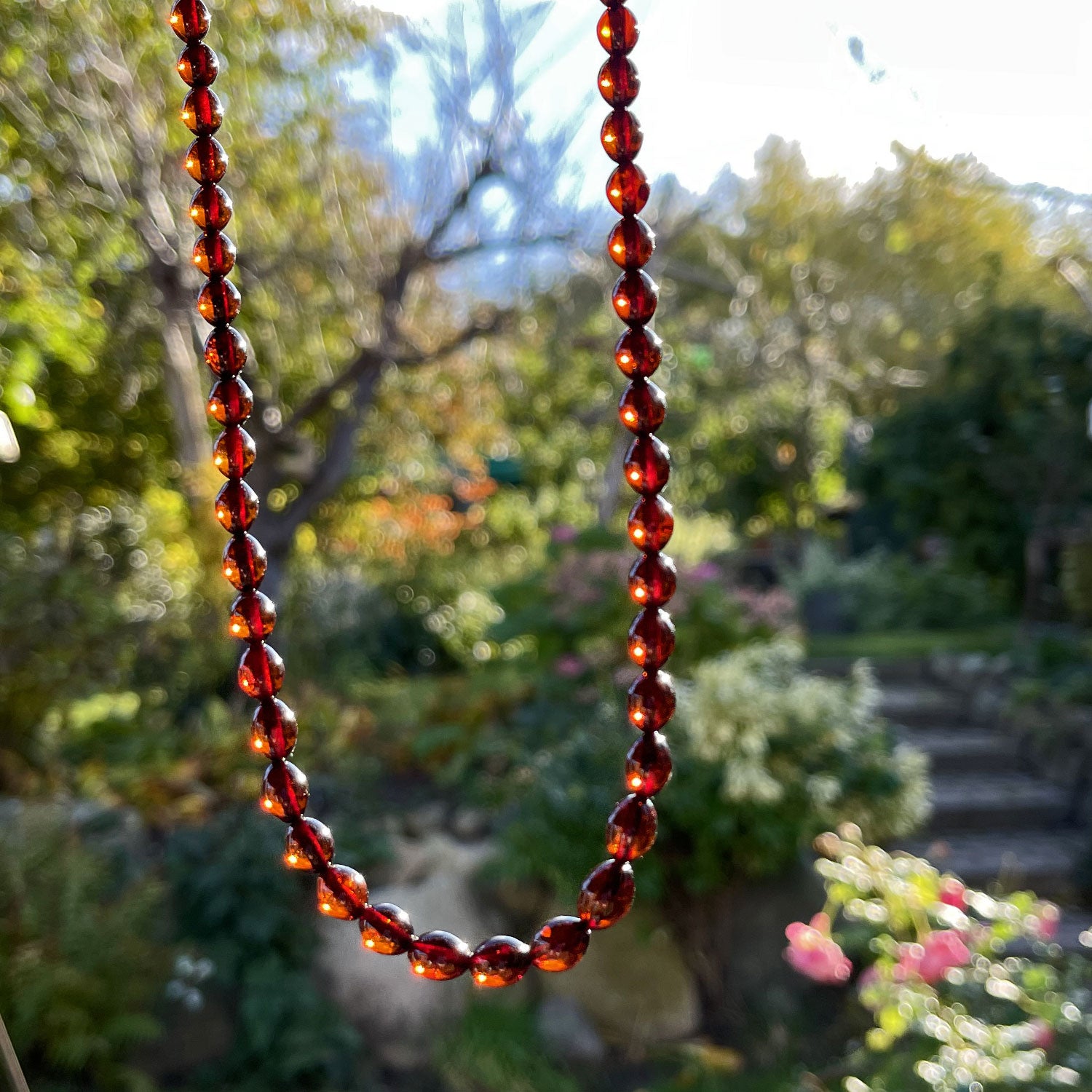 Kette aus kirschrotem Bernstein, oval, poliert, Unikat