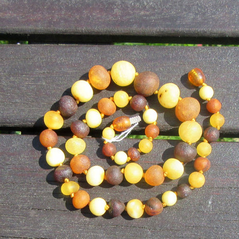 Einzelstück: Elegante Kette aus handgeschliffenen Bernsteinperlen