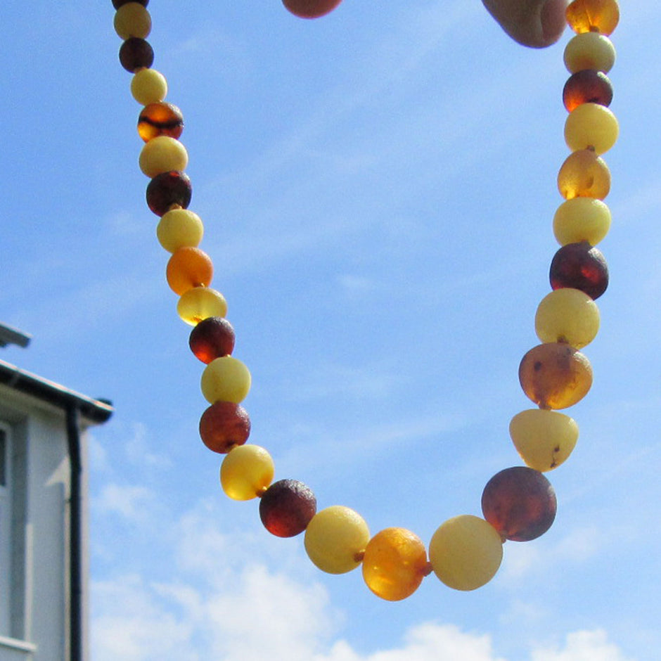 Einzelstück: Elegante Kette aus handgeschliffenen Bernsteinperlen