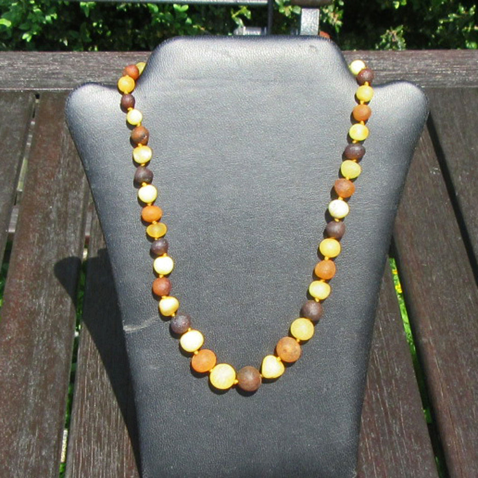 Einzelstück: Elegante Kette aus handgeschliffenen Bernsteinperlen