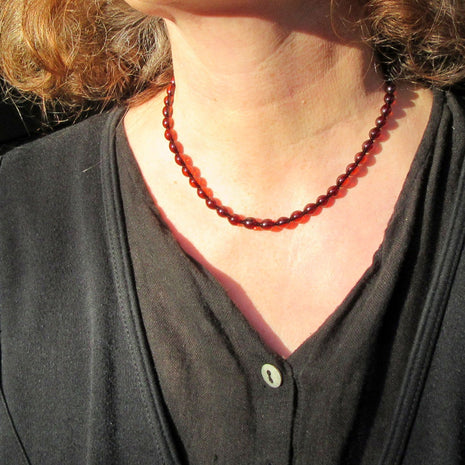 Kette aus kirschrotem Bernstein, oval, poliert, Unikat