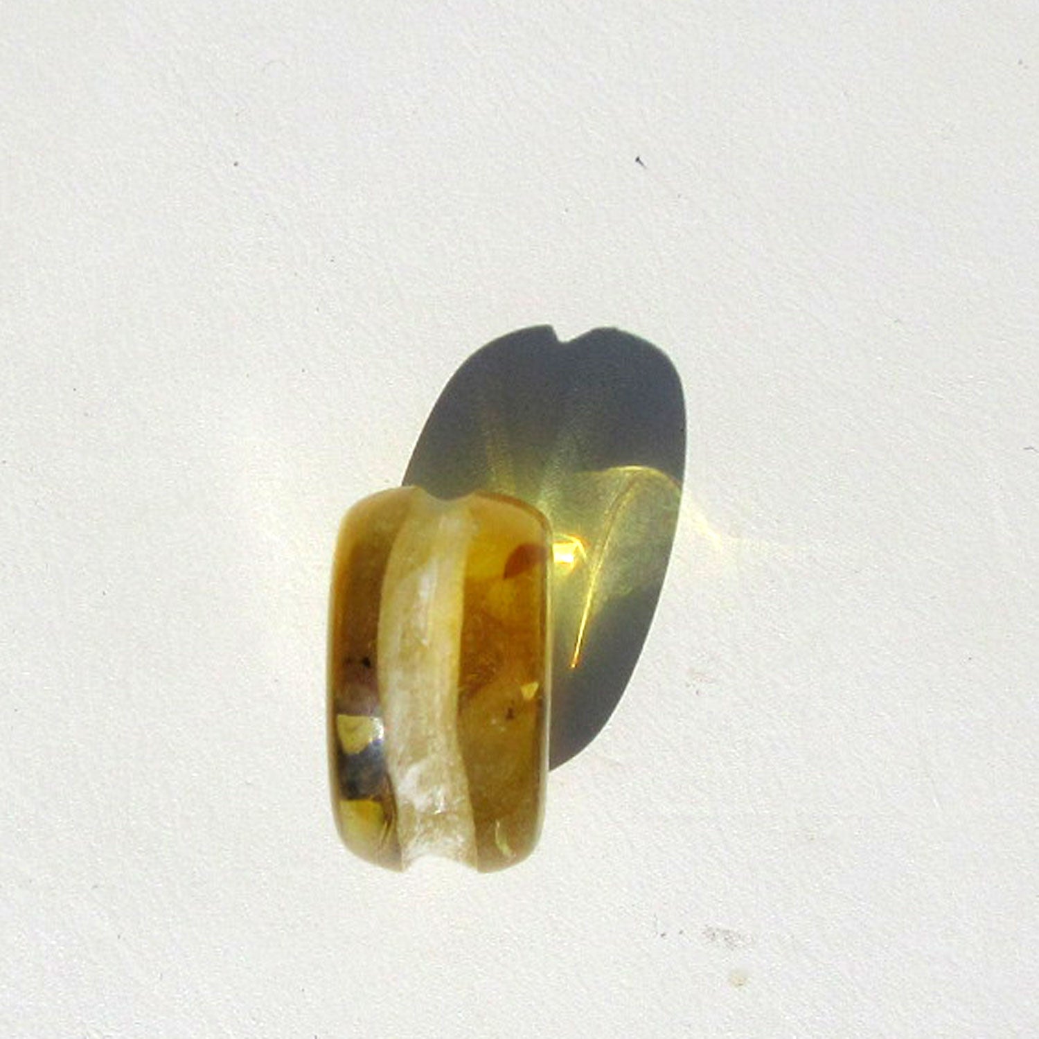 Einzigartiger Bernsteinplug für das Ohr, goldgelb und geschliffen