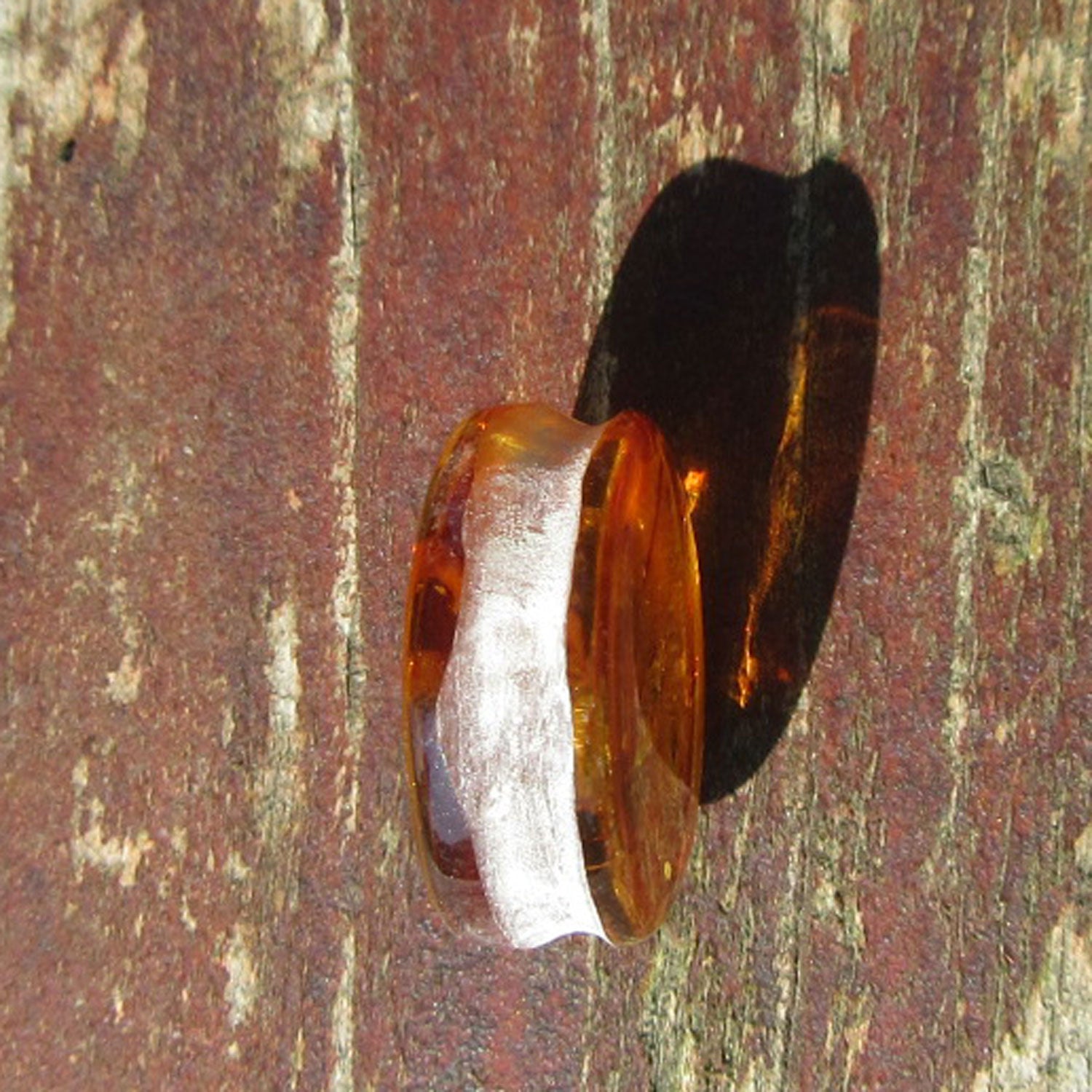 Kognacfarbener Bernsteinplug fürs Ohr, Unikat von Rügen