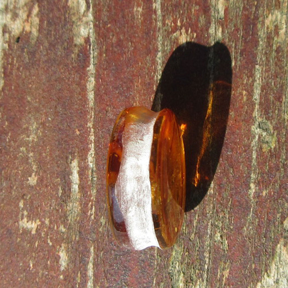 Kognacfarbener Bernsteinplug fürs Ohr, Unikat von Rügen