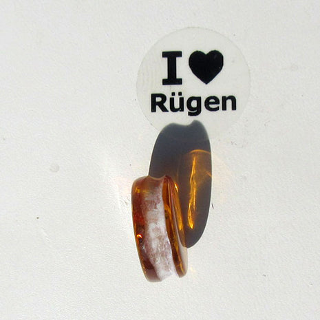 Kognacfarbener Bernsteinplug fürs Ohr, Unikat von Rügen