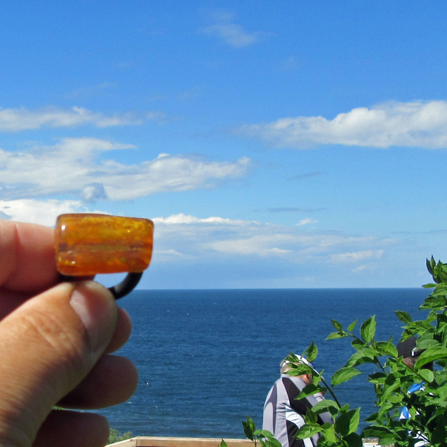 Fingerring aus poliertem Bernstein, Kautschuk und Aludraht