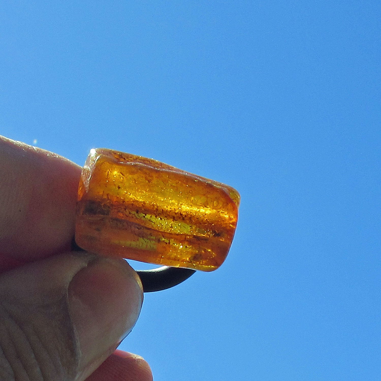 Fingerring aus poliertem Bernstein, Kautschuk und Aludraht