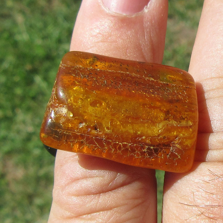 Fingerring aus poliertem Bernstein, Kautschuk und Aludraht