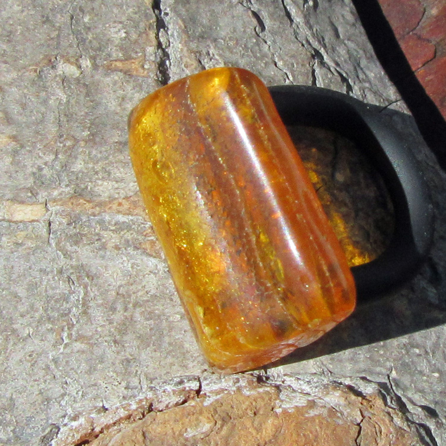 Fingerring aus poliertem Bernstein, Kautschuk und Aludraht