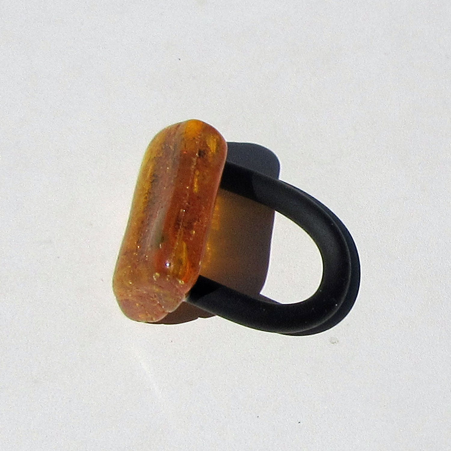 Fingerring aus poliertem Bernstein, Kautschuk und Aludraht
