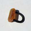 Fingerring aus poliertem Bernstein, Kautschuk und Aludraht