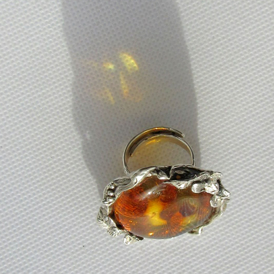 Mit Blumen und Blättern verzierter Fingerring aus Silber und schönem, goldgelben Bernstein