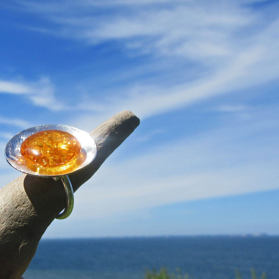 Bernsteinring in gebürstetem Silber, Unikat von Rügen