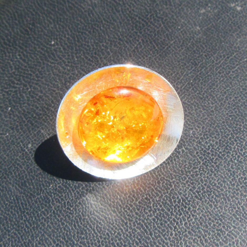 Bernsteinring in gebürstetem Silber, Unikat von Rügen