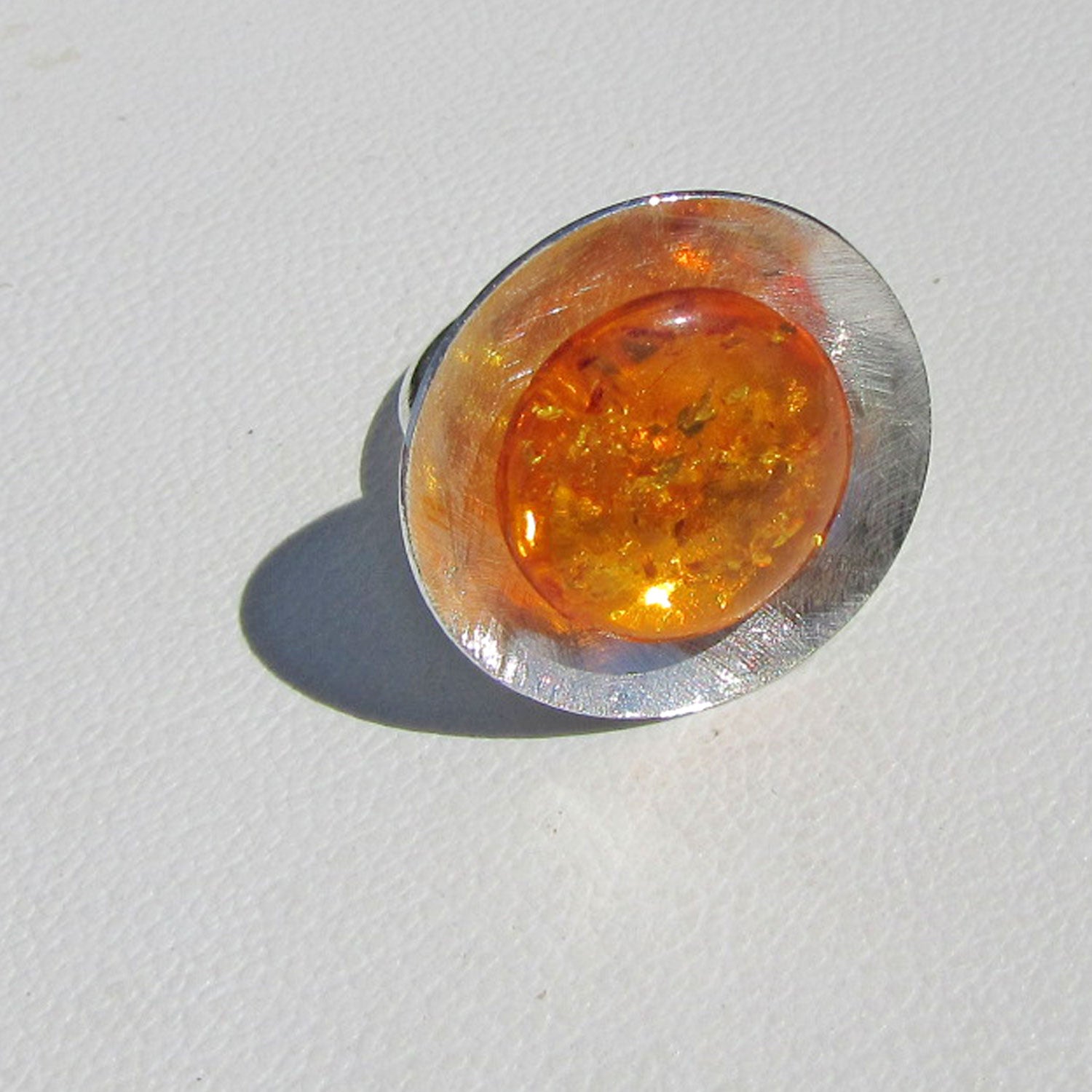 Bernsteinring in gebürstetem Silber, Unikat von Rügen