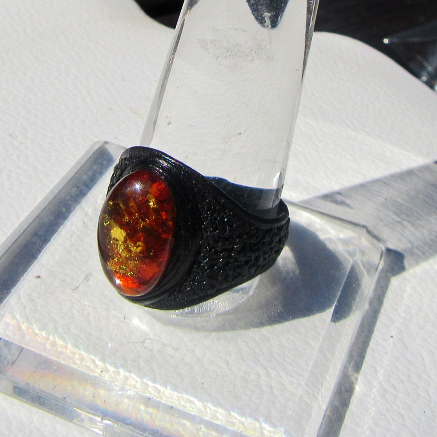 Edler Fingerring aus Leder und Bernstein – Einzelstück