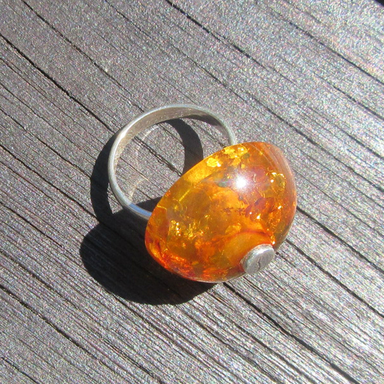 Runder Fingerring aus Bernstein mit Halbkugel, Unikat