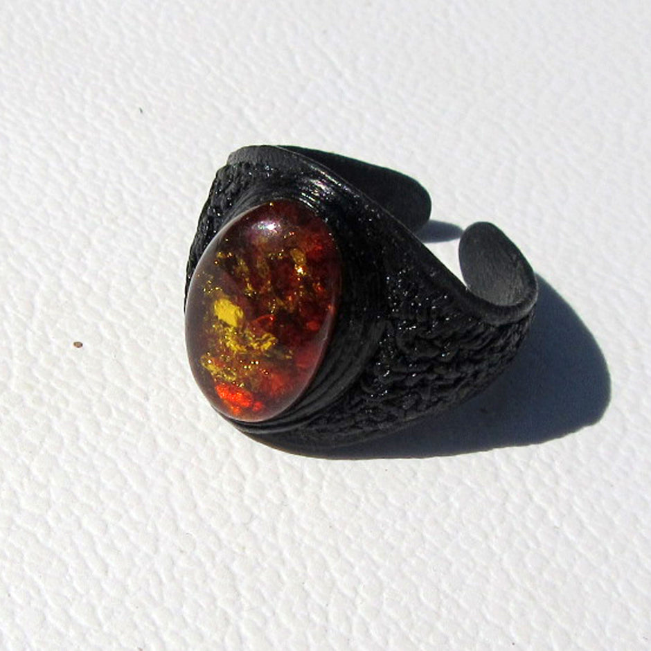 Edler Fingerring aus Leder und Bernstein – Einzelstück