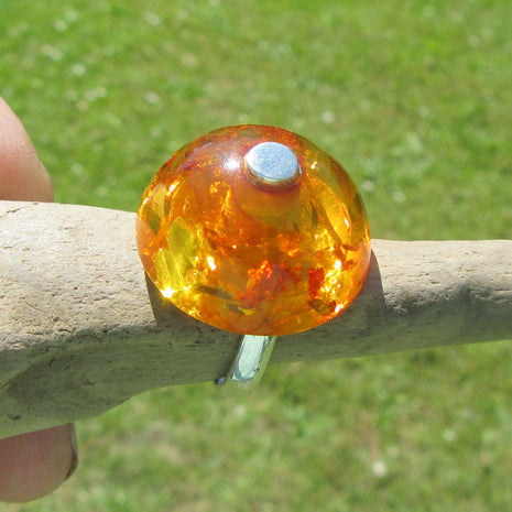 Runder Fingerring aus Bernstein mit Halbkugel, Unikat