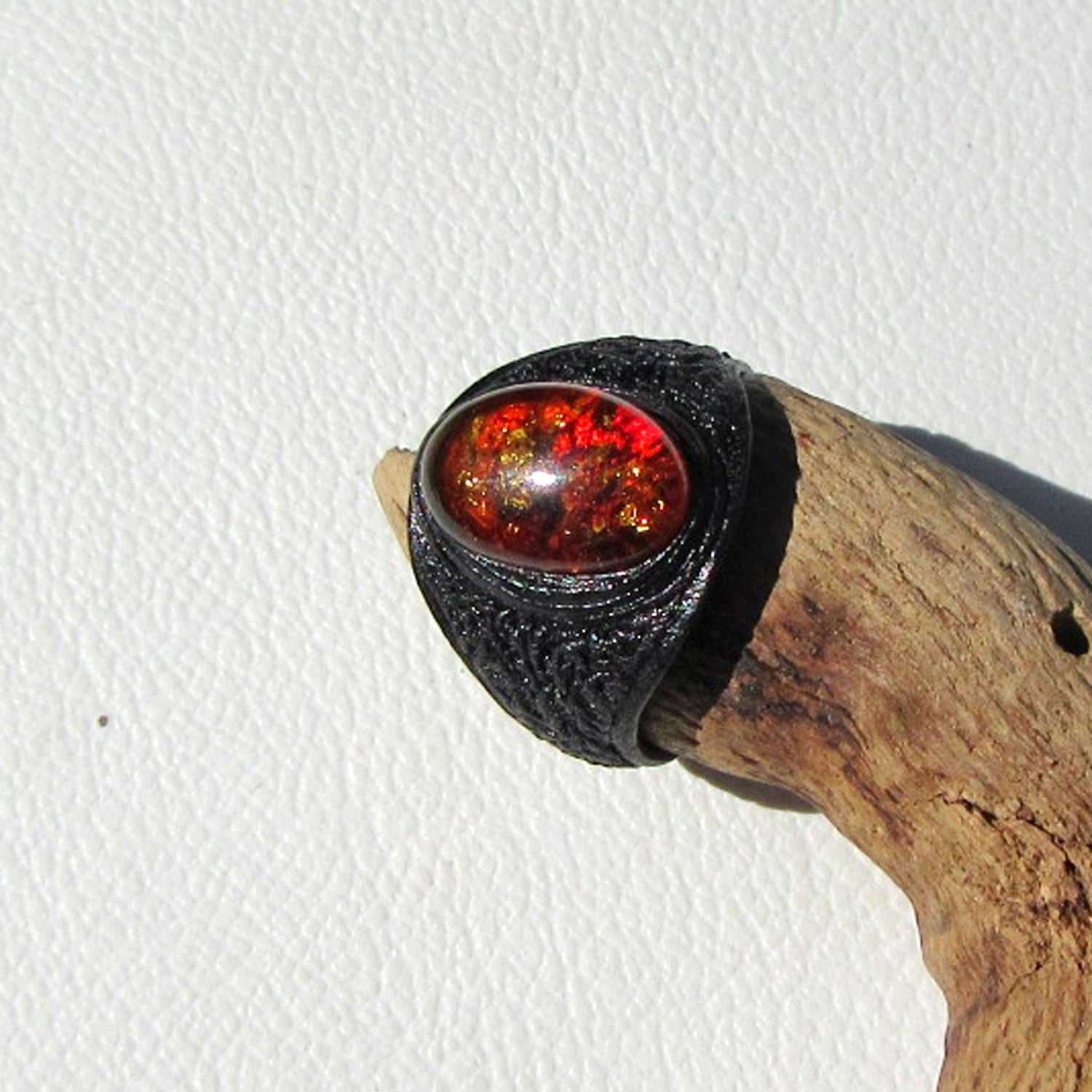 Edler Fingerring aus Leder und Bernstein – Einzelstück